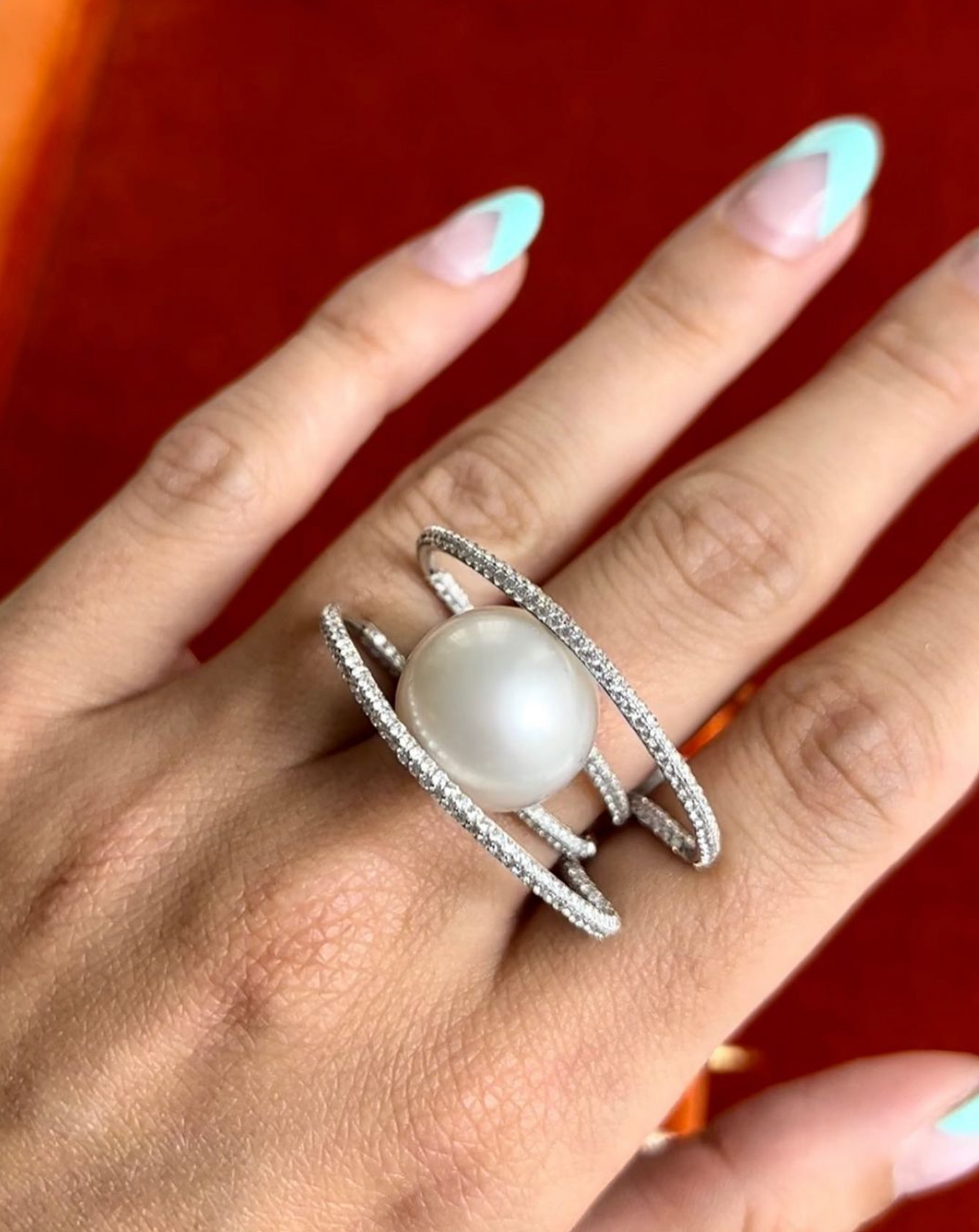 Anello a mezzaluna con perle
